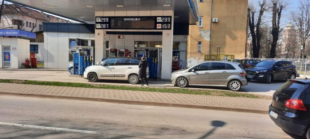 REKORDNO POSKUPLJENJE: Gorivo u Banjaluci dostiglo cijenu od tri marke (FOTO)