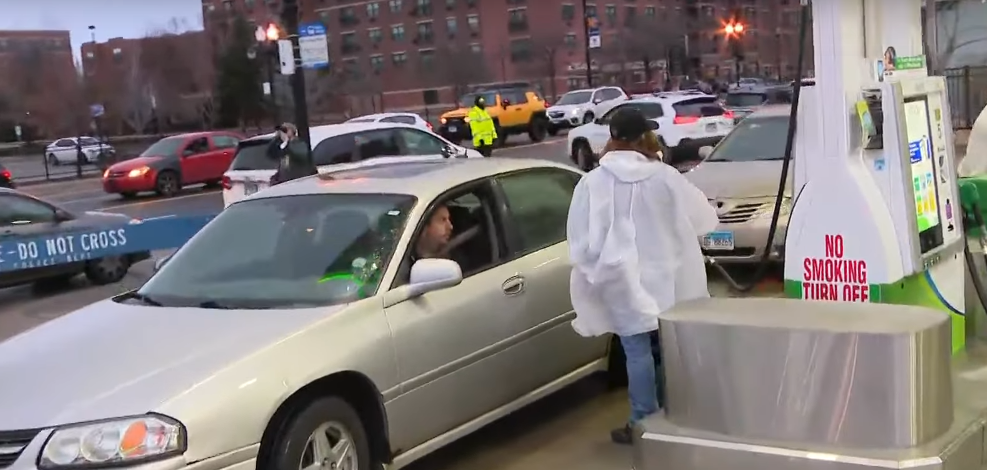 VOZAČI TANKALI BESPLATNO GORIVO: Lokalni biznismen oduševio građane (VIDEO)