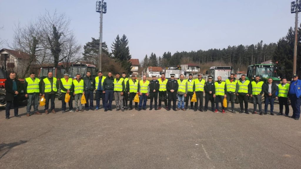 ОСВЈЕТЛАЈ ОБРАЗ ДОМАЋИНЕ, ОЗНАЧИ ТРАКТОР: Полицајци из Приједора организовали кампању