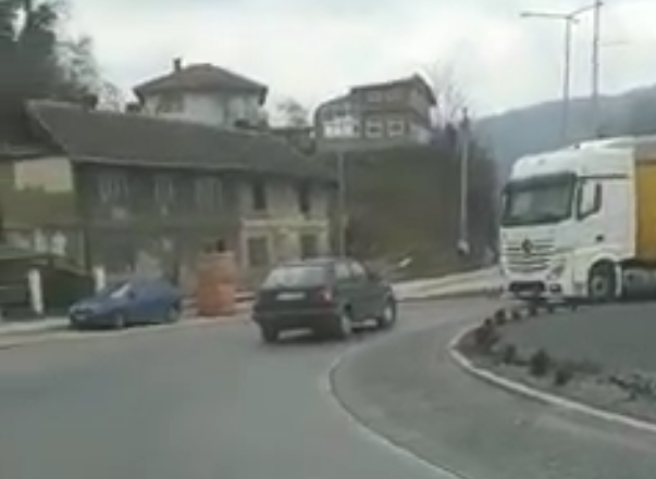 HIT SNIMAK: Vozač napravio haos na kružnom toku u Doboju (VIDEO)