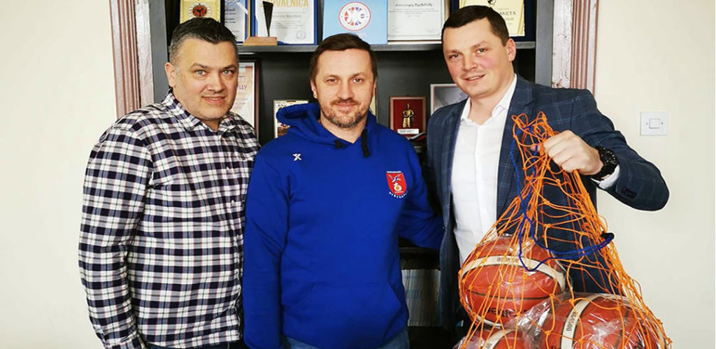 ALEKSANDAR ĐURĐREVIĆ URUČIO SPORTSKU OPREMU: Poklon za košarkaške klubove iz Bijeljine