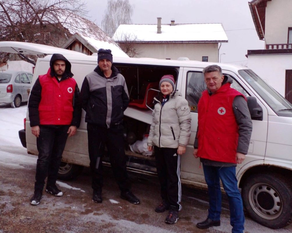 URUČENA DONACIJA NA ROMANIJI: Planinarski dom dobio deke, posuđe, higijenska sredstva…