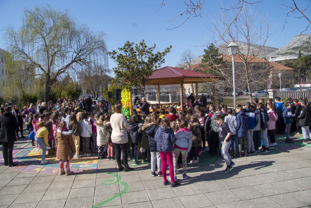 ĐACI SREĆNI ZBOG UČIONICE NA OTVORENOM: Svečano u Trebinju