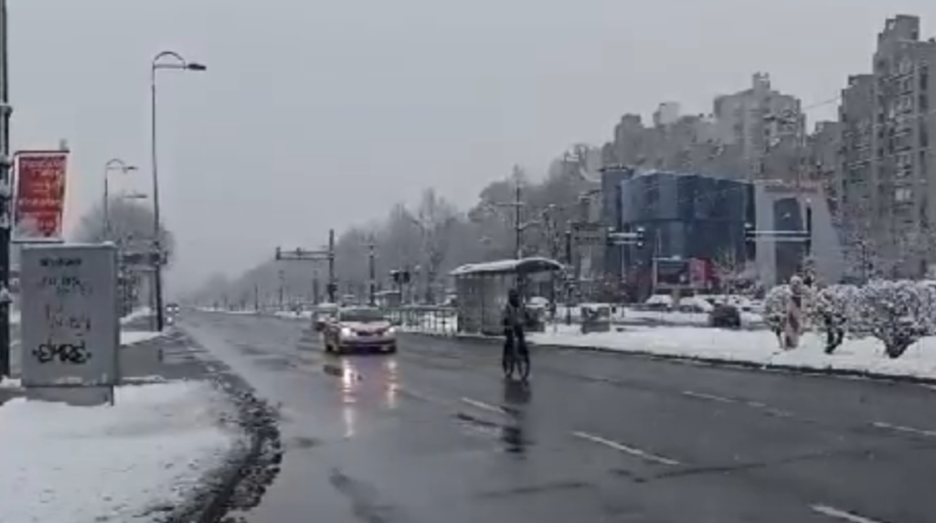 NEOBIČNE SCENA U SARAJEVU: Šta radi biciklista pod pratnjom policije na sred puta (VIDEO)