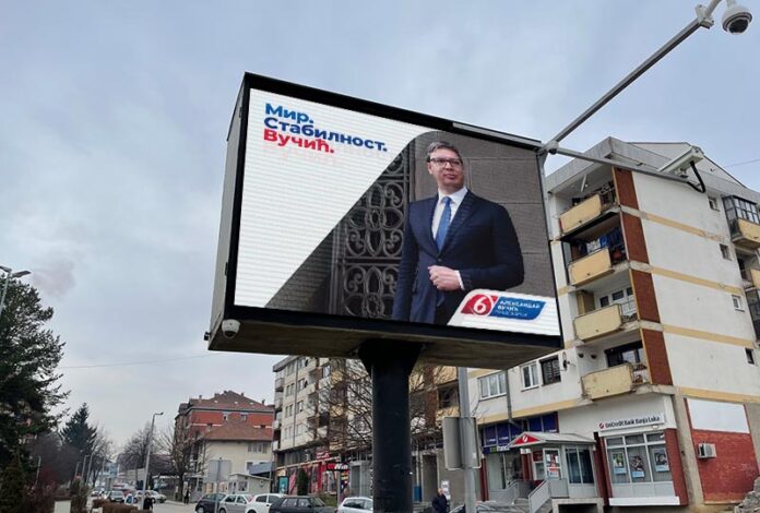 ВУЧИЋ И НА РОМАНИЈИ: У Сокоцу освануо велики број билборда са ликом предсједника Србије