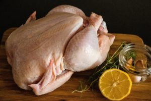 NIJE SVAKI NAČIN BEZBJEDAN: Ovo su najgore metode odmrzavanja piletine
