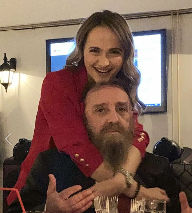 POLITIČAR ČEKA DIJETE SA 36 GODINA MLAĐOM: Pokazala je trudnički stomak, pljušte čestitke (FOTO)