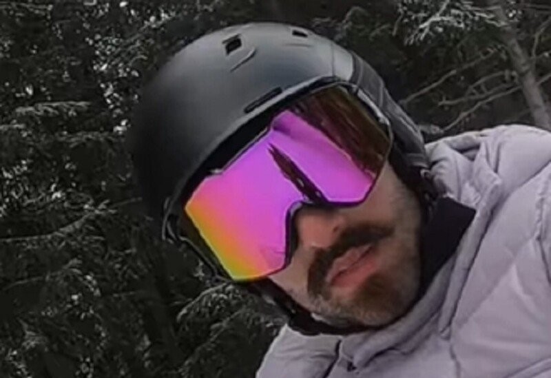 ЖИВОТ МУ ВИСИО О КОНЦУ: Снимао се на сњегу, а одмах иза њега је било нешто стравично