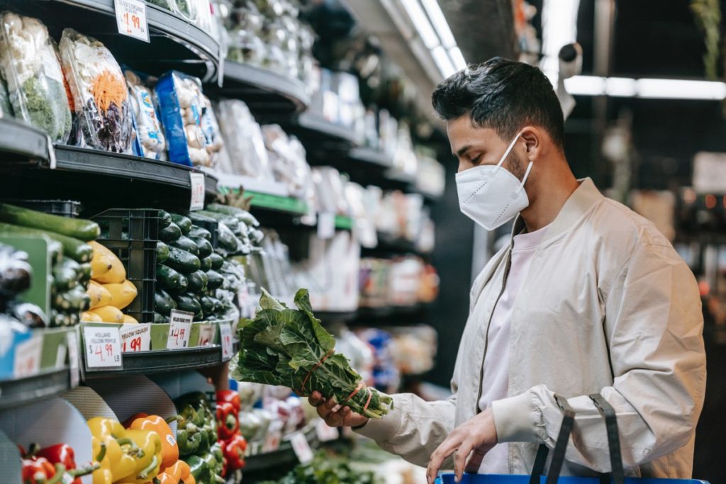 КРАЈ СЕ НАДЗИРЕ: Разлике између примања и трошкова само расту, грађани храну купују у аутлтет продавницама