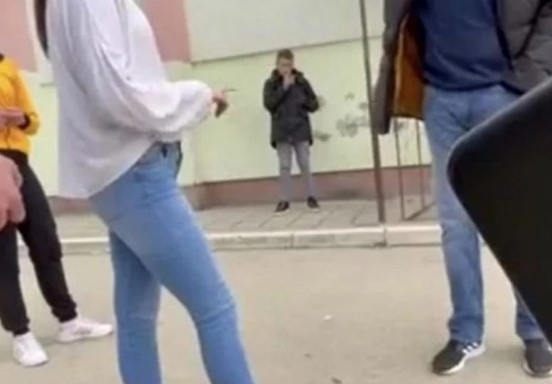 UZEMIRUJUĆI SNIMAK: Muškarac pljunuo djevojčicu, žena je vukla za kosu (VIDEO)