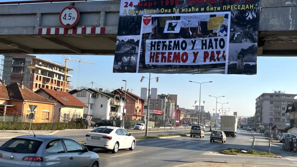 „NEĆEMO U NATO, NEĆEMO U RAT“: Osvanuo transparent u Banjaluci (FOTO)
