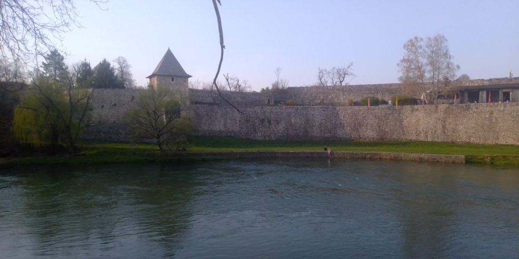 VARLJIVO LJETO: Sutra oblačno sa kišom i sviježije