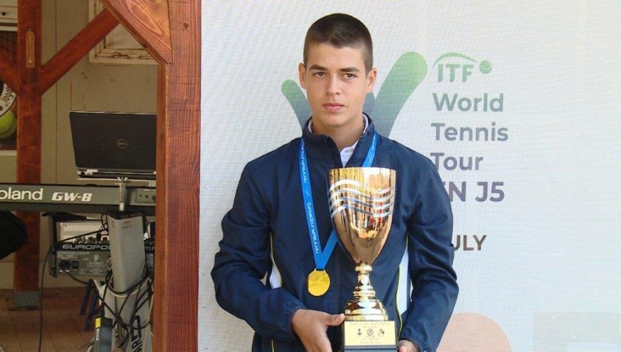 MAKSIMOVIĆ BRANI BOJE „ORLOVA“: Talentovani mladi dobojski teniser uz Novaka Đokovića