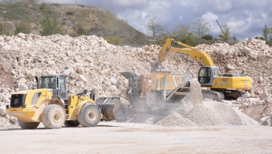 ПРОНАЂЕНО УГЉЕНИСАНО ТИЈЕЛО У КАМЕНОЛОМУ: Сумња се да је мушкарац убијен и запаљен