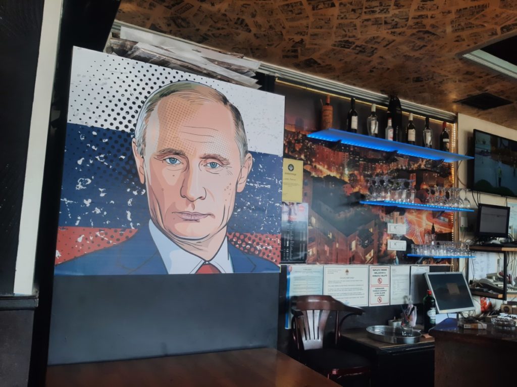 PUTIN „DOČEKUJE“ GOSTE U KAFIĆU: Mural ruskog predsjednika oduševio Banjalučane (FOTO)