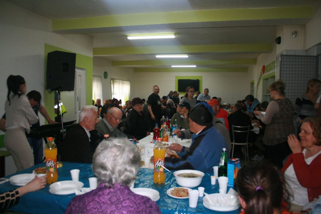 BOGATA TRPEZA ZA 400 KORISNIKA: UG „Mozaik prijateljstva“ organizuje vaskršnji ručak