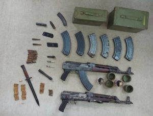U KUĆI KRIO BOMBE I PUŠKE: Pretresom u Stanarima policija pronašla veću količinu naoružanja