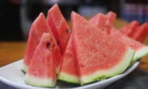 OVO ĆE SE DESITI VAŠEM TIJELU: Zašto ne smijemo da jedemo više od jedne kriške lubenice dnevno