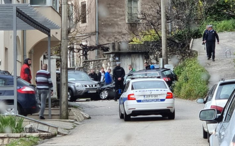 SAOBRAĆAJNA NESREĆA U TREBINJU: Mokar kolovoz i brza vožnja kumovali sudaru