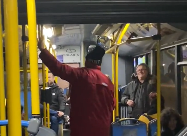 ZAPJEVAO ČOLU NA SAV GLAS: Nepoznati pjevač oduševio mnoge u gradskom prevozu (VIDEO)