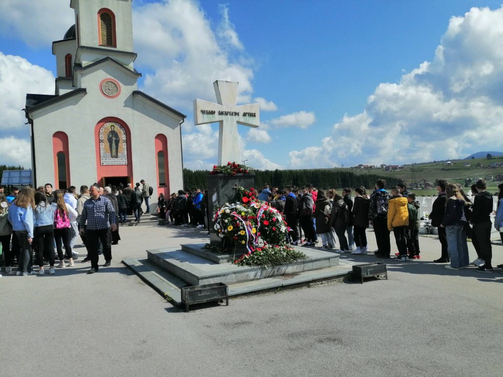 „DAN ODBRANE ILIDŽE“: Osnovci odali počast poginulim srpskim borcima