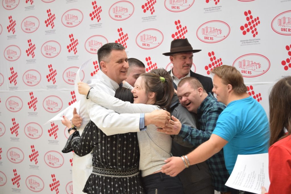 „ДАНИ ДЈЕЦЕ СУНЦА“ У УКЦ-у: Дјеца уручила поклон Влади Ђајићу