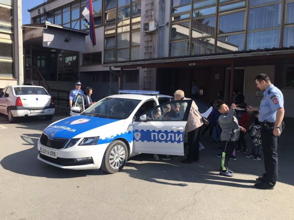 DAN OTVORENIH VRATA MUP-a U KOZARSKOJ DUBICI: Mališani se upoznali sa policijskom opremom