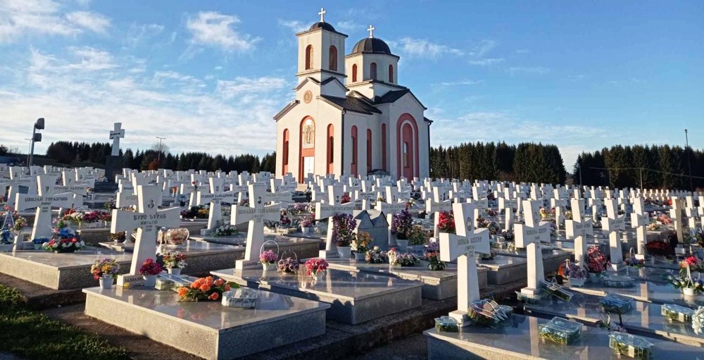 ИСТОРИЈСКИ ЧАС ЗА ОСНОВЦЕ ИЗ ИСТОЧНЕ ИЛИЏЕ: Посјета војничком гробљу и манастиру