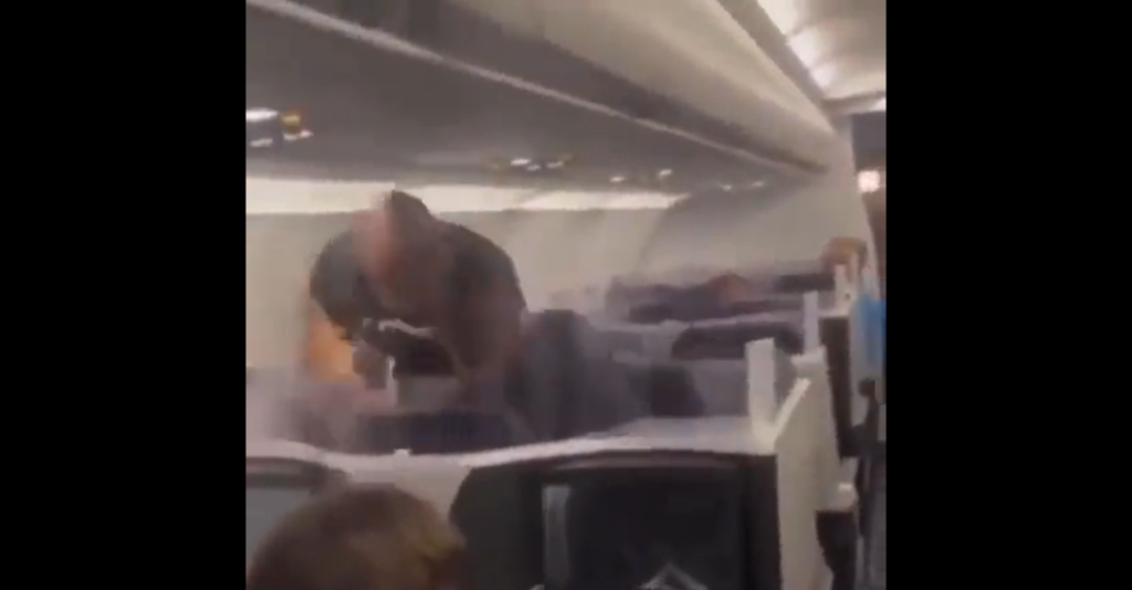 СКАНДАЛОЗНО: Тајсон истукао путника у авиону, па га оставио крвавог (ВИДЕО)