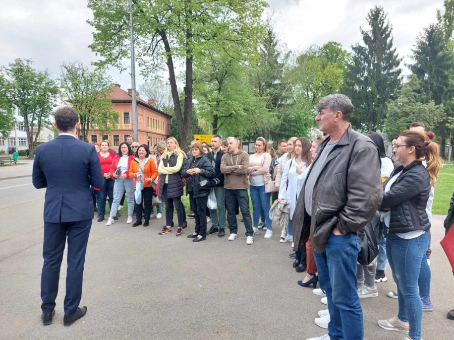 „NEĆEMO ODUSTATI OD ZAHTJEVA“: Prijedorski medicinari održali miran protest u parku