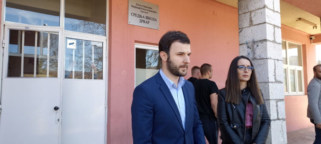 VRIJEDNA DONACIJA GRADA PRIJEDORA: Javor uručio novčanu pomoć školama u Drvaru