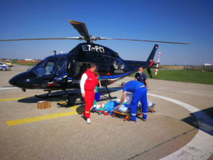 СПАСИОЦИ НА ДЈЕЛУ: Два пацијента успјешно траспортована хеликоптером у Београд