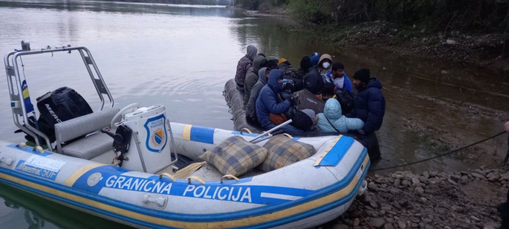 СПРИЈЕЧЕНО КРИЈУМЧАРЕЊЕ НА ПОДРУЧЈУ ЗВОРНИКА: Гранична полиција открила 26 миграната