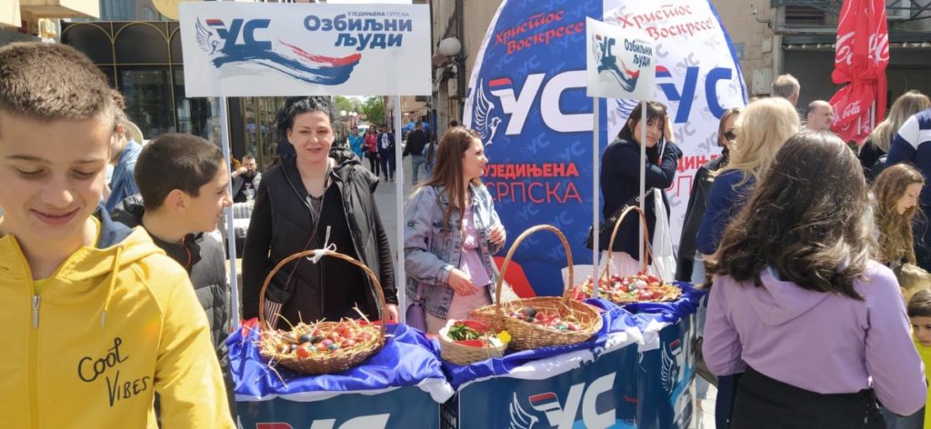 DRUŽENJE SA GRAĐANIMA U DUHU PRAZNIKA: Predstavnici Ujedinjene Srpske podijelili vaskršnja jaja (FOTO)