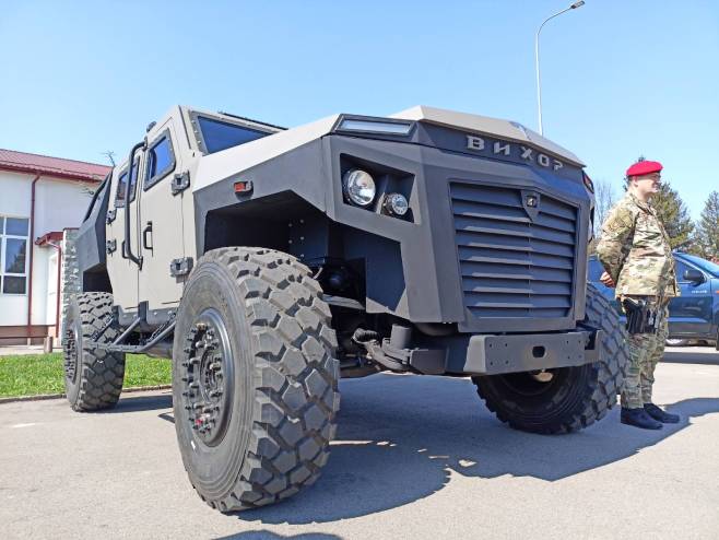 „VIHOR“ U PRESTONICI SRBIJE: Prvo predstavljanje moćnog vojnog vozila van Srpske