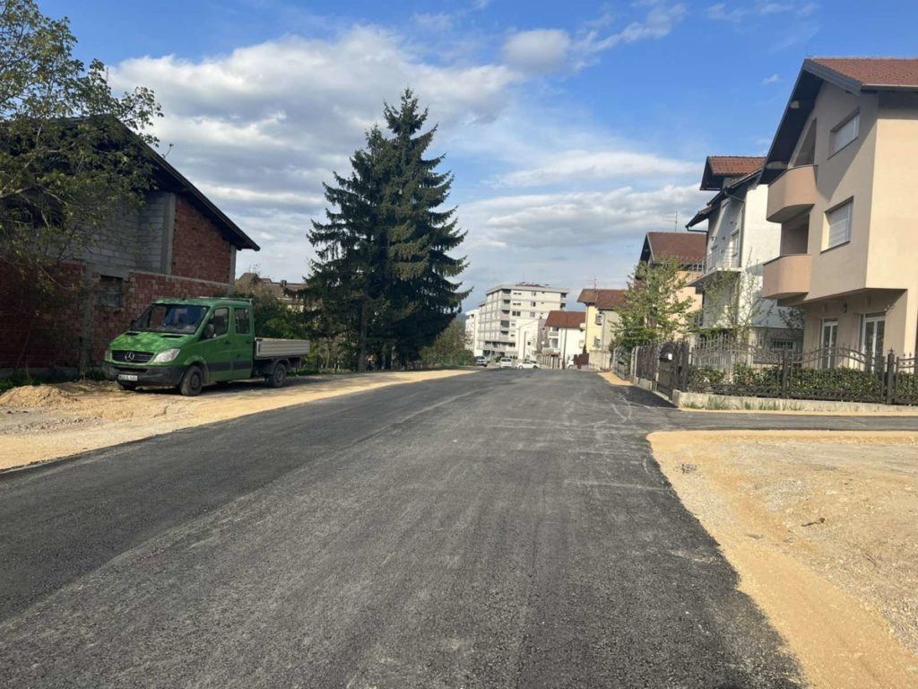 NAKON VIŠEGODIŠNJEG ČEKANJA: Mještani Krfske ulice u Banjaluci dobili asfalt