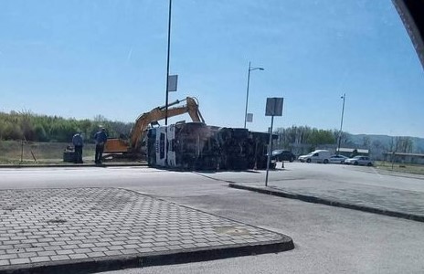 ЈЕЗИВЕ СЛИКЕ У БРЧКОМ: Преврнуо се камион код кружног тока