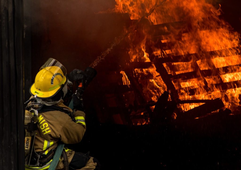 КВАР НА ЕЛЕКТОИНСТАЛАЦИЈАМА ИЗАЗВАО ВАТРУ: Откривен узрок пожара у складишту фирме у Модричи