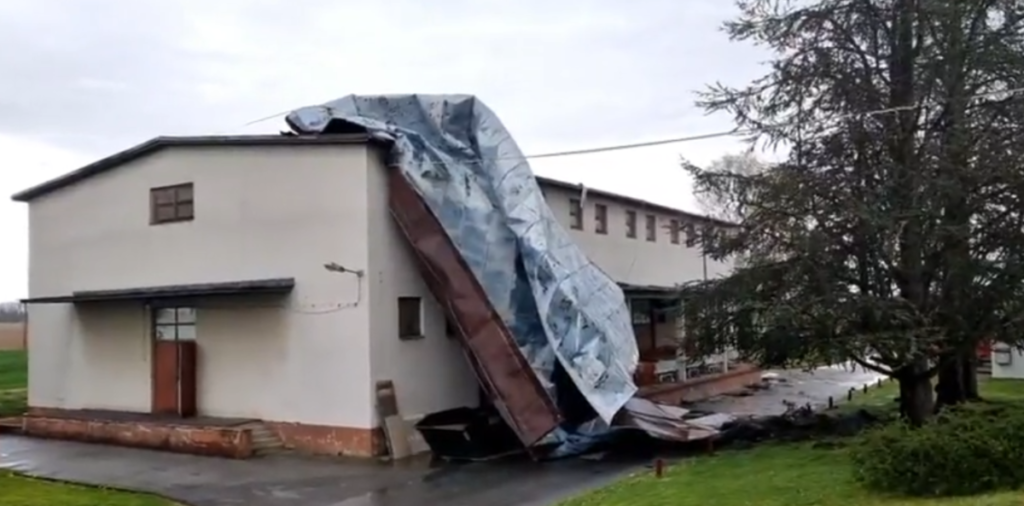 HAOS ZBOG NEVREMENA U HRVATSKOJ: Vjetar odnio krov sa bolnice (VIDEO)
