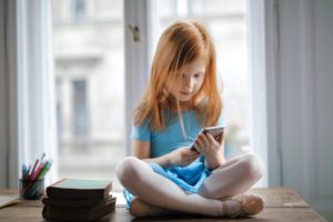 NIŠTA BEZ KONTROLE RODITELJA: Zakonom ograničili korišćenje društvenih mreža djeci