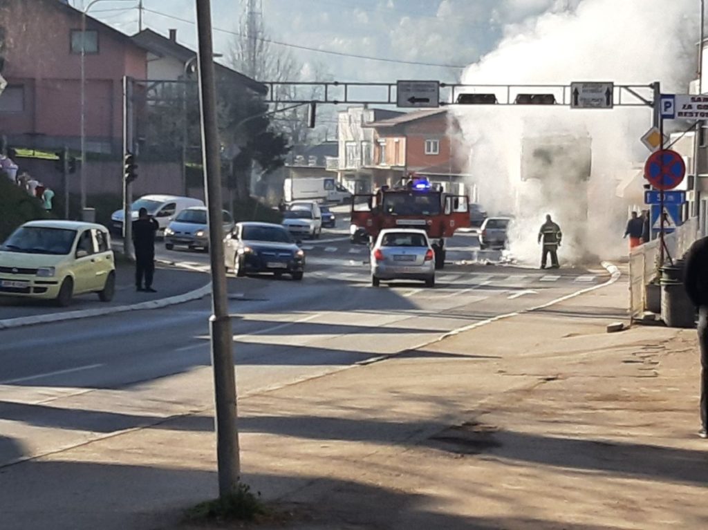 GORIO KAMION: Gust dim u centru Kotor Varoša