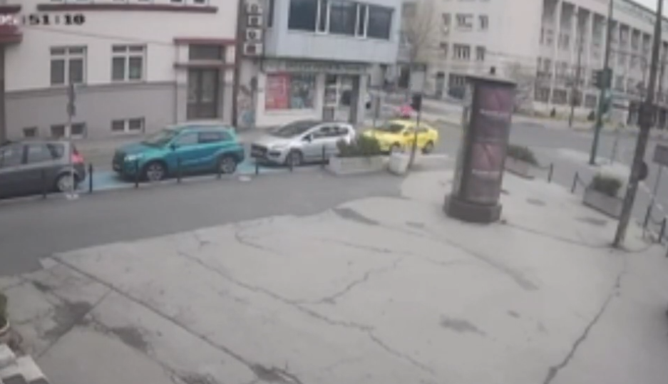 JEZIV SNIMAK: Kamere snimile momenat kada taksi vozilo udara biciklistu (VIDEO)