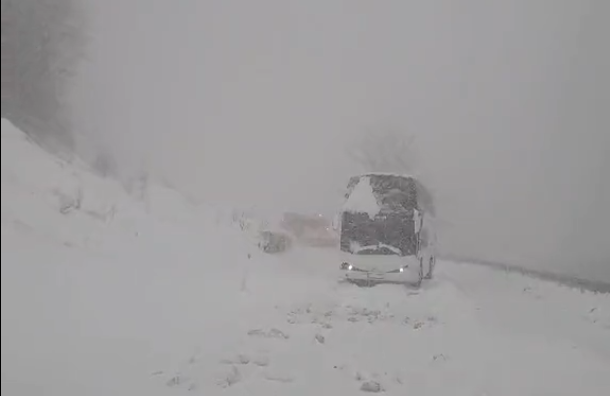 „KAO DA JE JANUAR“ Snijeg napravio velike probleme u Gacku (FOTO,VIDEO)