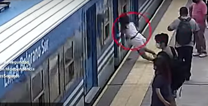 УЗНЕМИРУЈУЋИ СНИМАК Жена пала под брзи воз: „Немам појма како сам успјела да останем жива…“ (ВИДЕО)