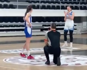 SNIMAK OBIŠAO REGION: Sudija prekinuo meč pa zaprosio košarkašicu (VIDEO)