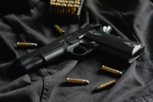 POLICIJA U PRIJEDORU NA NOGAMA: Razbojnik uz prijetnju pištoljem opljačkao kladionicu