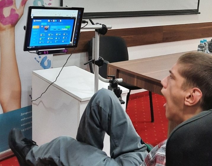 DERVENĆANIN VELIKOG SRCA: Gazda lokala prikupio novac za „Tobi komunikator“ za bolesnog Nikolu