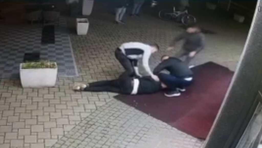 „NOVOSTI“ SAZNAJU: Uhapšen nasilnik sa snimka koji je premlatio mladića ispred restorana brze hrane