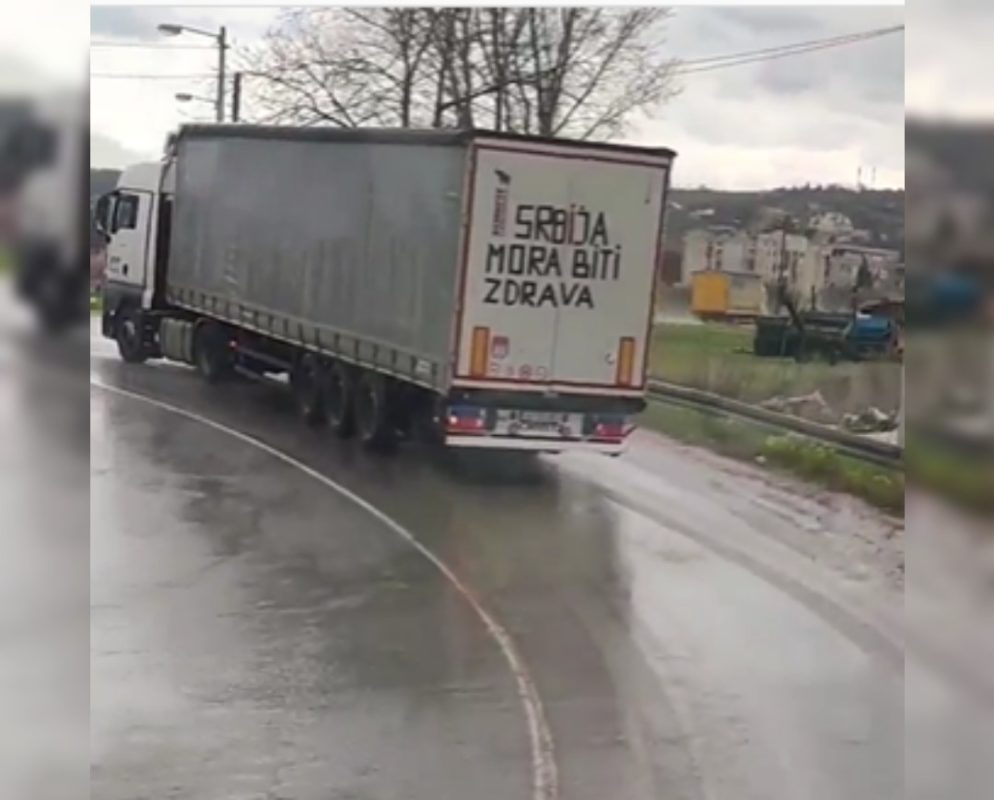 „СРБИЈА МОРА БИТИ ЗДРАВА“ Сви причају о натпису на камиону (ВИДЕО)