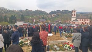БИЈЕЛИ КОВЧЕГ ЗА ИЦУ ЛАВИЦУ: Јецаји одјекивали гробљем у Источном Сарајеву, хиљаде људи испратило дјевојчицу на вјечни починак (ФОТО/ВИДЕО)